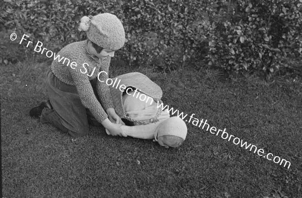 NORMAN WHITE WITH MRS HELEN & MARGARET & GRANIA IN BASKET